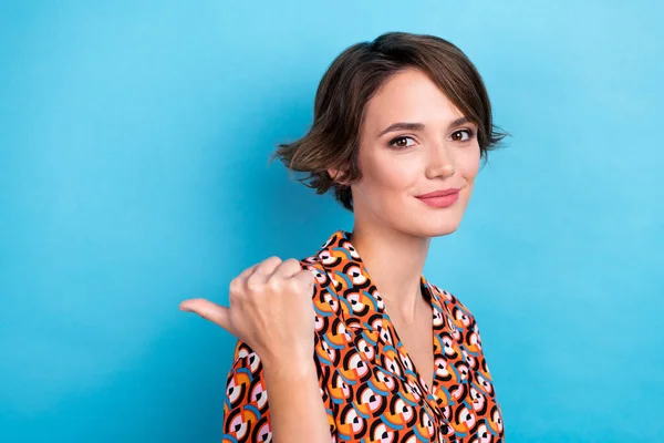 魅力的な正の女性の写真は 親指の指の空のスペース広告を示しています青の色の背景に隔離 — ストック写真