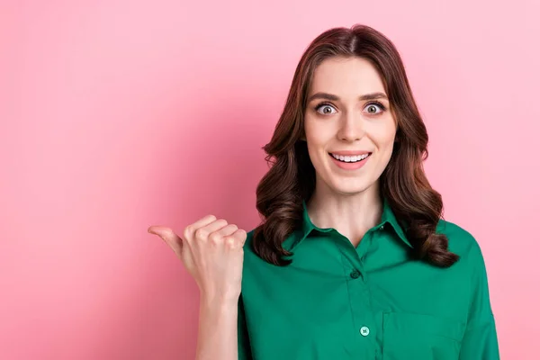 驚くべき陽気なマネージャーの女性の歯の笑顔直接指の空のスペースピンクの色の背景に隔離 — ストック写真