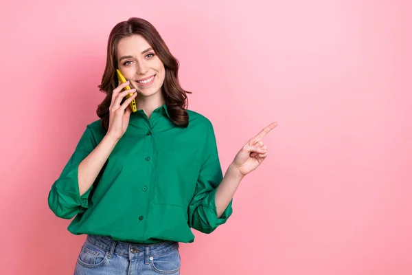Porträtt Vackra Glada Flicka Talar Kommunicera Telefon Direkt Finger Tomt — Stockfoto