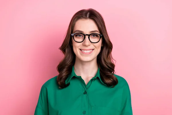 波状の髪型をした豪華な賢いかわいいフレンドリーな女性の写真緑のシャツの眼鏡歯の笑顔ピンクの背景に隔離された笑顔 — ストック写真