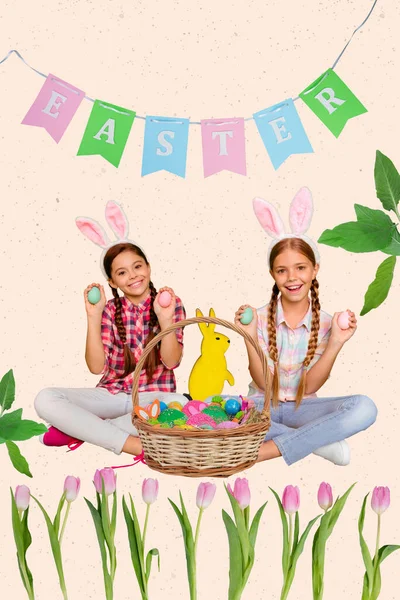 Dwie Zabawne Siostry Gry Wielkanoc Pukanie Jaj Siedzieć Podłogi Urządzone — Zdjęcie stockowe