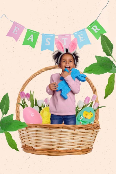 Kleines Kleines Mädchen Mit Großen Blauen Hasen Spielzeug Tragen Hasenohren — Stockfoto