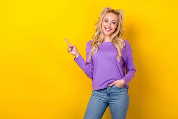 魅力的な若い女性の指ポイント空のスペースの手のポケットの写真の肖像画黄色の色の背景に隔離された流行の紫の服を着る — ストック写真