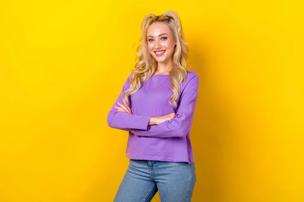 かなり若い女の子の写真自信ポーズの専門家の交差腕は黄色の色の背景に隔離された流行の紫色の服を着用 — ストック写真