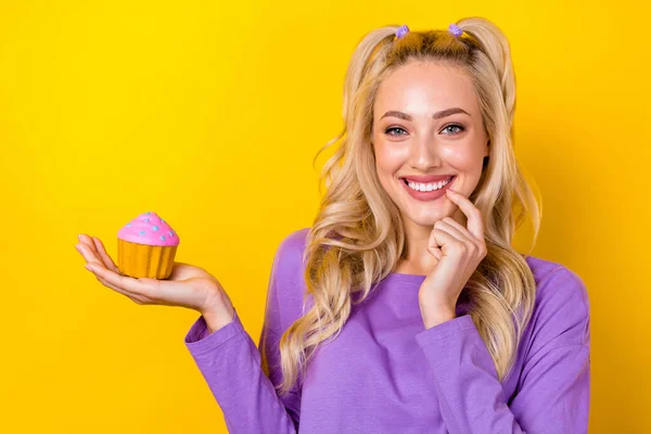 Foto Mujer Brillante Complicado Usar Camisa Violeta Sosteniendo Brazo Muffin —  Fotos de Stock