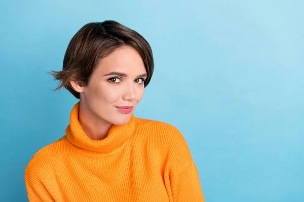 迷人的年轻女性的照片肖像看着相机购物化妆品穿着时髦的橙色衣服 背景是蓝色的 — 图库照片