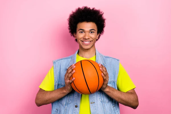 쾌활하고 남자의 미소를 모습은 배경에 농구를 — 스톡 사진