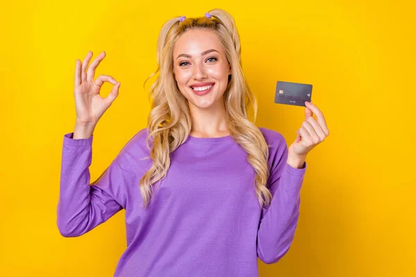 Photo Pretty Confident Woman Wear Violet Shirt Showing Okey Holding — Stock Photo, Image