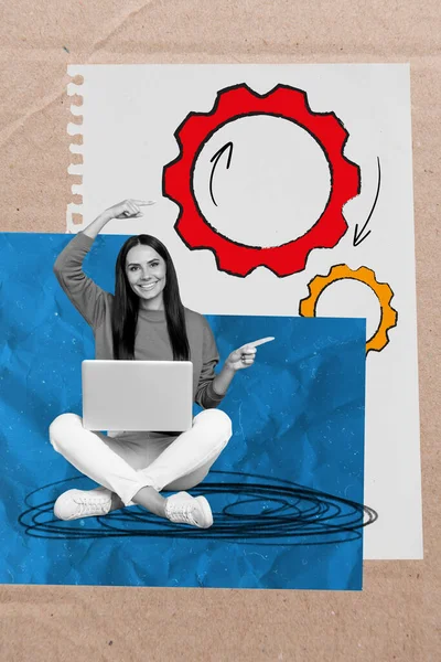 Вертикальный Творческий Коллаж Молодой Веселой Девушки Сидящей Ноутбуком Направляя Шестерни — стоковое фото