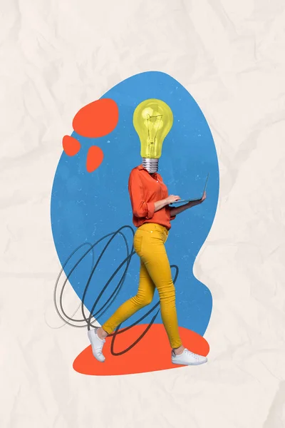 縦のコラージュ画像のウォーキングガールホールド使用Netbook大電球代わりに頭の絵の背景に隔離 — ストック写真