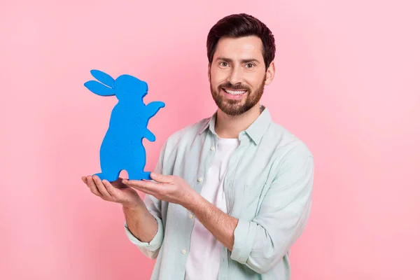 漂亮的年轻雄性兔子抱着蓝色兔子的照片肖像 以粉红为背景 穿着时髦蓝色衣服的东方兔子 — 图库照片