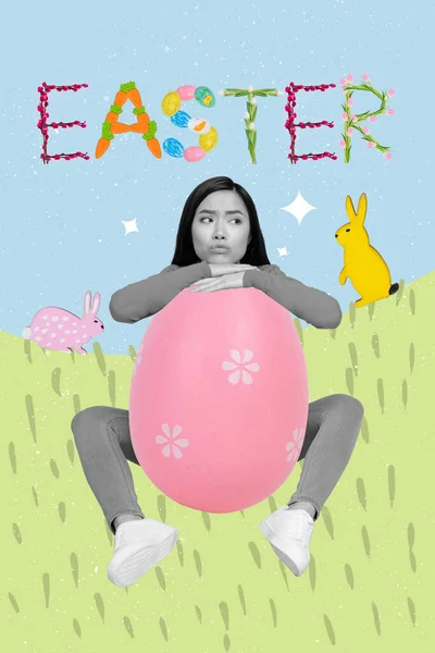 イラストコラージュ写真の若いです動揺女の子抱擁大きなピンク色の卵座っている草のウサギの公園予約欠場彼女の家族 — ストック写真