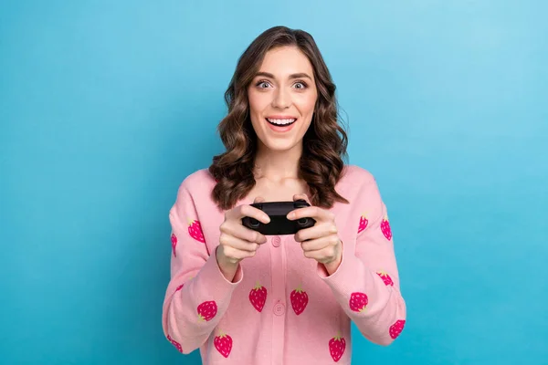 Foto Senhora Engraçada Impressionado Vestido Cardigan Rosa Apreciando Playstation Isolado — Fotografia de Stock