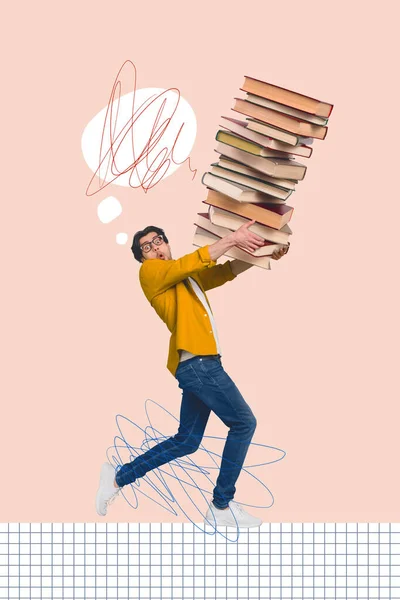 富有创意的3D摄影艺术图形拼贴画给人印象深刻的搞笑家伙持有巨大的书堆隔离的绘画背景 — 图库照片
