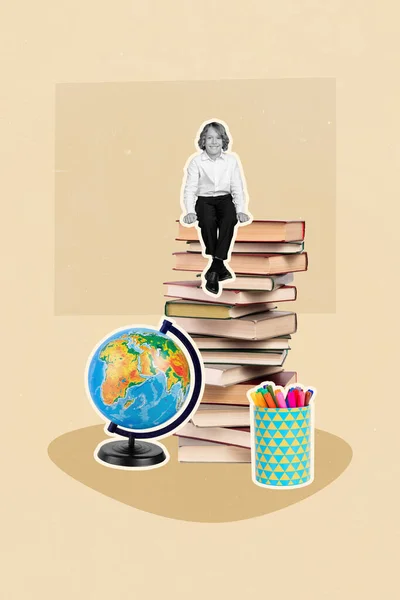 Aranyos Kisfiú Nagy Könyv Verem Csinál Házi Feladatot Vissza Iskolába — Stock Fotó