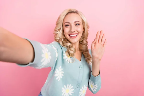 Lähikuva Selfie Vaikuttajan Bloggaaminen Nuori Nainen Ravista Kämmen Hei Tilaajat — kuvapankkivalokuva