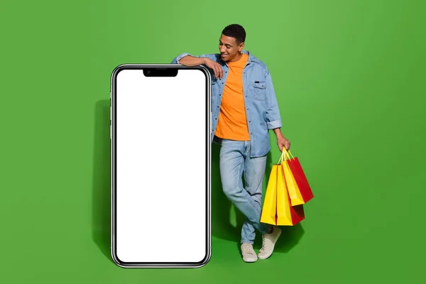 Ganzkörper Foto Neugierig Junger Mann Einkaufen Gehen Mit Riesigen Smartphone — Stockfoto