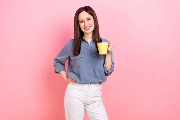 良い気分の写真楽観的な魅力的な女性のホールドカップ新鮮な香りのお茶を飲む良い早朝一時停止ピンク色の背景に隔離 — ストック写真