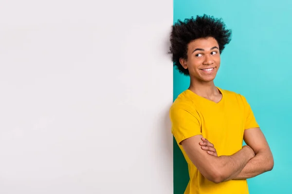 Retrato Tipo Optimista Afro Peinado Amarillo Camiseta Brazos Cruzados Mirar —  Fotos de Stock