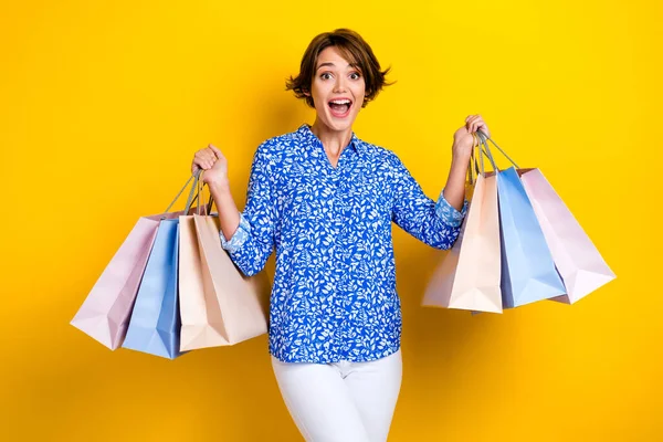Heyecanlı Komik Bayanın Fotoğrafı Parmak Izi Tişörtü Giy Yükselen Müşteriler — Stok fotoğraf