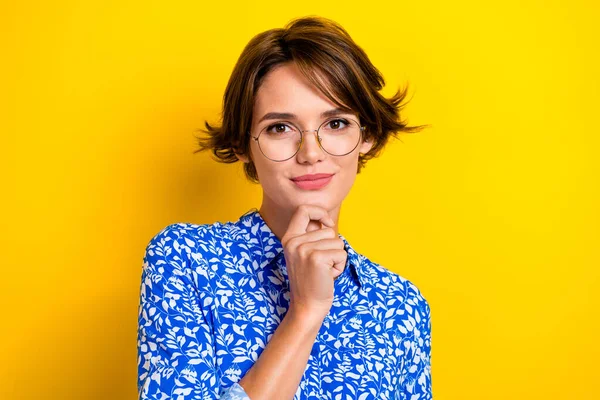 Çok Tatlı Bir Bayanın Fotoğrafı Mavi Moda Kıyafetler Giyip Sarı — Stok fotoğraf