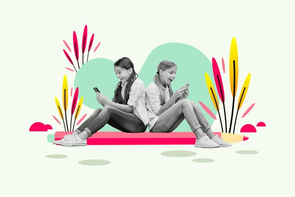 Komik Küçük Kız Büyük Boyalı Kalemle Oturmuş Akıllı Telefonlara Bakıyorlar — Stok fotoğraf