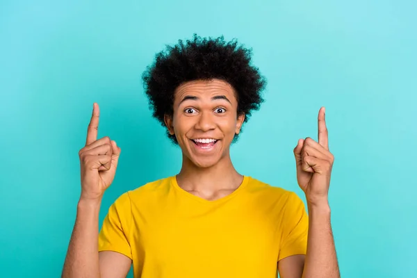Photo Impressed Guy Afro Hairstyle Dressed Yellow Shirt Indicating Offer — Stock Photo, Image