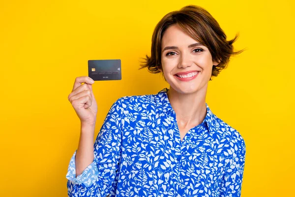 Foto Senhora Bonita Positiva Usar Roupas Elegantes Azuis Recomendar Cartão — Fotografia de Stock