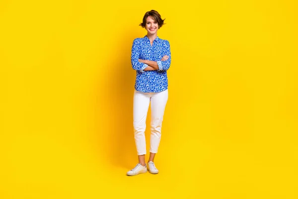 明るい正の女性の完全な長さの写真プリントシャツ腕を交差絶縁黄色の背景 — ストック写真