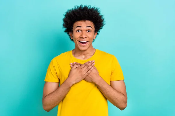 Retrato Impressionado Alegre Cara Afro Penteado Desgaste Amarelo Shirt Segurar — Fotografia de Stock