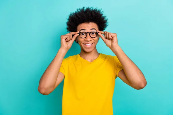 Zdjęcie Ekstatycznego Faceta Afro Fryzura Ubrany Żółty Shirt Dotykając Okularów — Zdjęcie stockowe