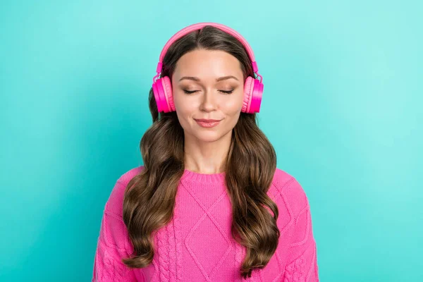 Portrét Docela Rozkošná Dáma Nosit Stylové Růžové Oblečení Poslouchat Hit — Stock fotografie