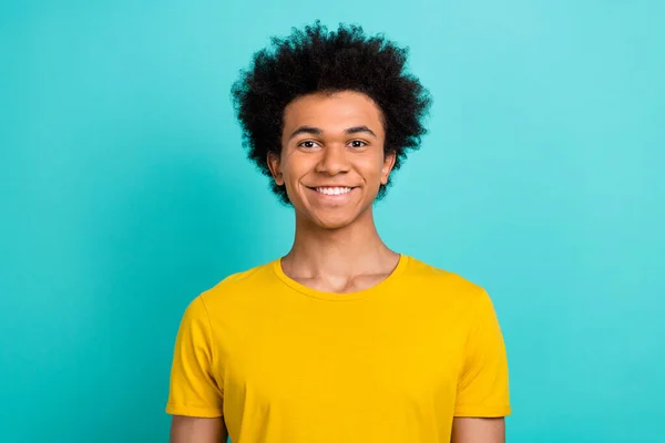 Fotografie Příjemného Pohledný Chlapík Afro Účes Oblečený Žluté Tričko Úsměvem — Stock fotografie