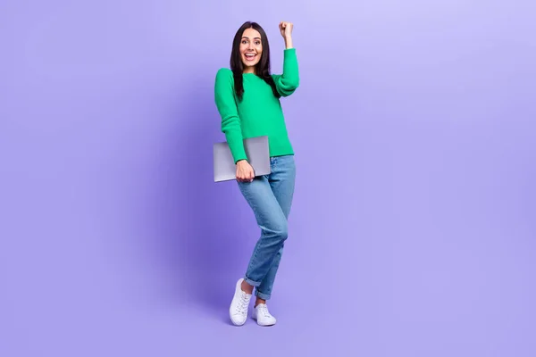 兴奋的女商人拿着迷你上网本庆祝创业成功的全长照片紫色背景 — 图库照片