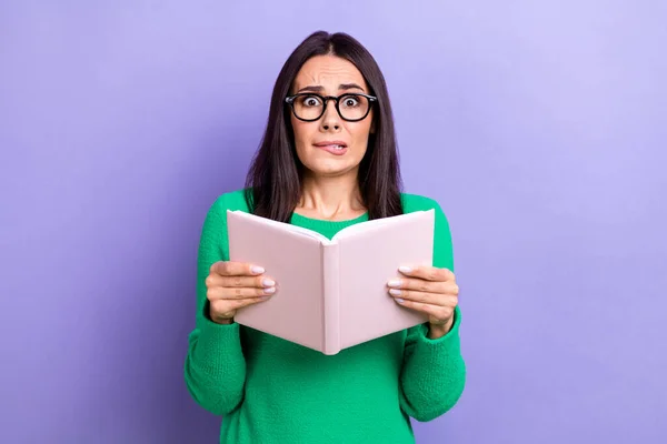 Foto Mujer Chocada Divertida Usar Gafas Jersey Verde Lectura Libro — Foto de Stock
