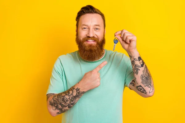Porträtt Glad Positiv Man Bära Trendiga Kläder Tatuering Armstöd Nycklar — Stockfoto
