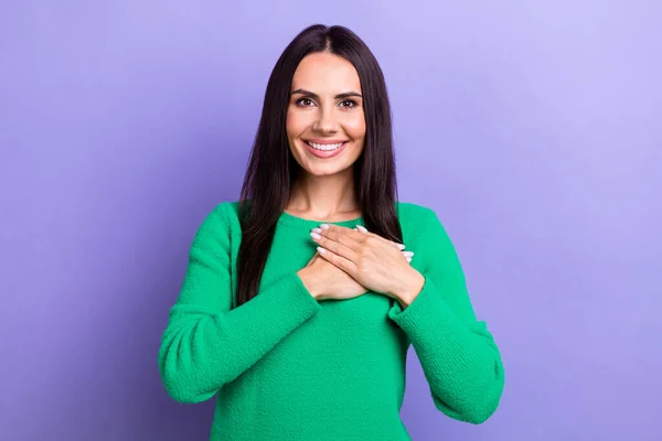 Zdjęcie Słodkie Słodkie Kobieta Nosić Zielony Pullover Uśmiechnięte Ramiona Klatka — Zdjęcie stockowe