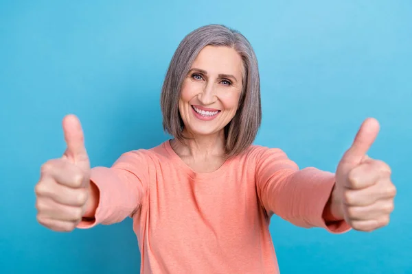 一位快乐的 友善的企业家的照片 这位退休的女商人穿着衬衫 双大拇指向上看 推荐一家蓝色背景的新银行 — 图库照片