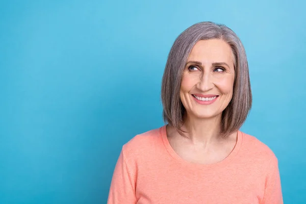 シニア年齢代表取締役の肖像笑顔女性グレーの髪の摩耗シャツは 青の色の背景に隔離された新しい管理ソリューションをモックアップ見て — ストック写真