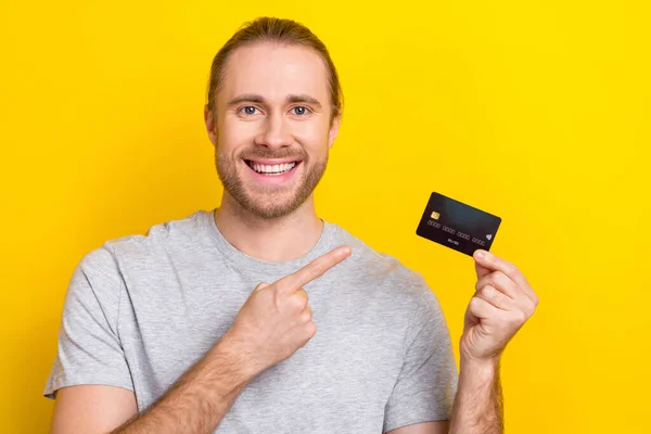 Foto Glad Positiv Man Bära Grå Shirt Peka Finger Kreditkort — Stockfoto