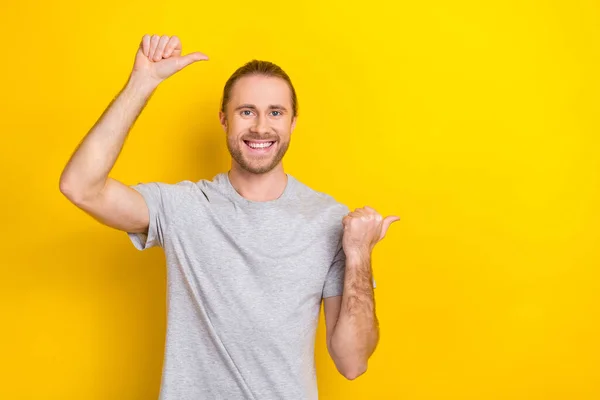 Komik Adamın Fotoğrafı Gri Tişört Giy Gülümse Başparmaklarını Göster Boş — Stok fotoğraf
