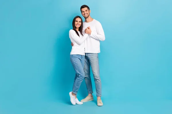 フルサイズの写真の2つの良い気分素敵な人が身に着けている白いシャツ抱き合っている青い色の背景に隔離されたお互いの手 — ストック写真