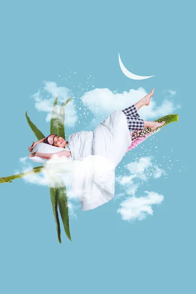 Вертикальный Творческий Фотоколлаж Позитивного Настроения Женщины Спящей Удобной Кровати Наблюдающей — стоковое фото