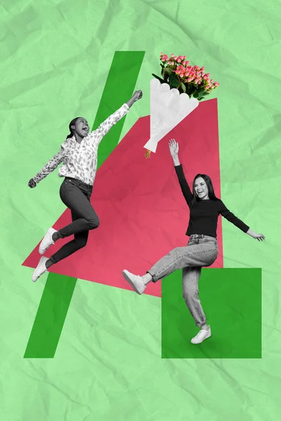 两个兴奋的黑人白人女孩跳着抓着花的垂直拼贴图像 这些花在富有创意的绿色背景下被隔离开来 — 图库照片