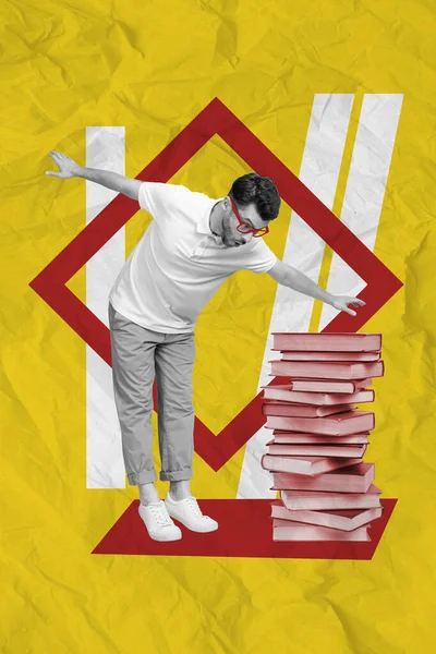 深奥的黑色白色伽马射线人站在平衡黄色背景下的大堆书的垂直拼贴图像 — 图库照片