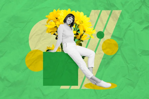 複合コラージュポートレートの正黒白効果ミニ女の子新鮮な大きな黄色の花は緑の背景に隔離 — ストック写真
