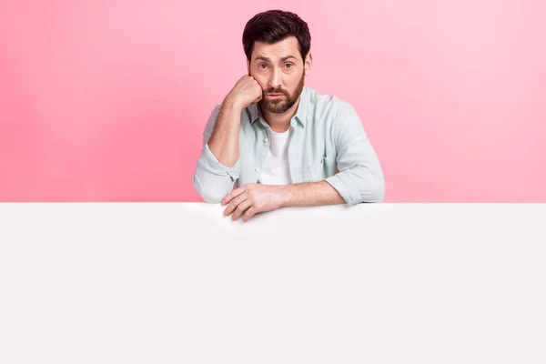 若い男の毛の写真顎の疲れニーズ心理学者ヘルプ近くにモックアップバナー広告療法ピンク色の背景に隔離 — ストック写真