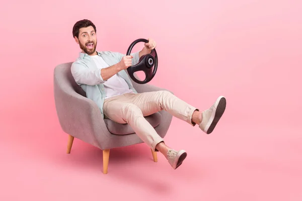 興奮したファンキーな男の完全な長さの写真ドレス電話シャツに乗る自動車空のスペース隔離されたピンク色の背景 — ストック写真