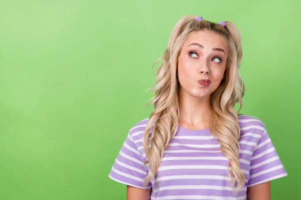 Kıvırcık Saçlı Çizgili Tişörtlü Düşünceli Bir Kızın Fotoğrafı Yeşil Arka — Stok fotoğraf