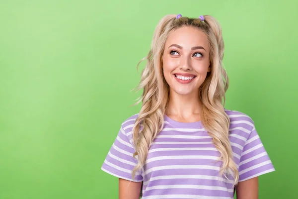 写真の可愛いです女の子とともに巻き毛の服ストライプTシャツ見て空のスペース歯科クリニック広告隔離された緑の色の背景 — ストック写真